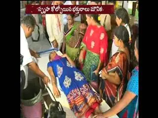 Heavy Rains in Vijayawada: Thunderbolt at Kanaka Durga Temple || Women Injured - Sakshi