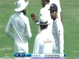 Injured Virat Kohli Brings Teammates Drinks, Wins Hearts - Sakshi