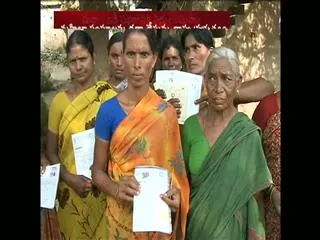 Agrigold women victims protest in vijayawada - Sakshi