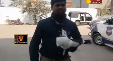 Hyderabad: RTC conductor, driver assault passenger - Sakshi
