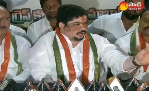 govt.did not send recommendations for awards: Ponnam - Sakshi
