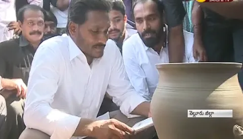 PrajaSankalpaYatra || YS Jagan meet clay pot makers - Sakshi