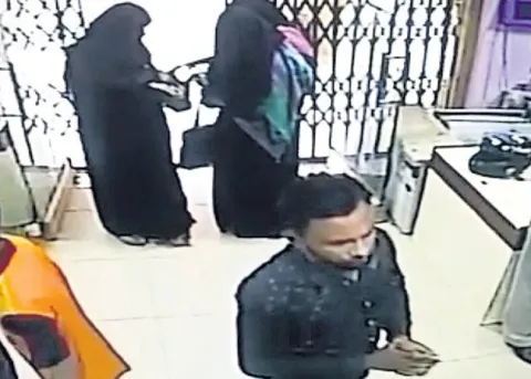  A gang of revolting looters in Hyderabad - Sakshi