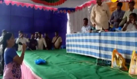 shock to ap minister in janmabhoomi meeting - Sakshi