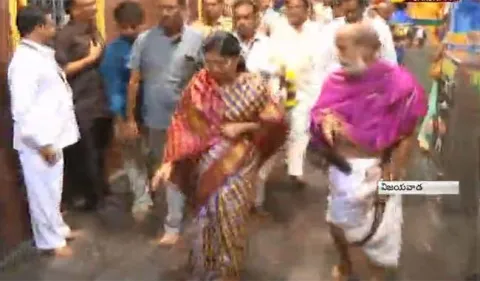 Anuradha is in charge EO of Durga temple - Sakshi