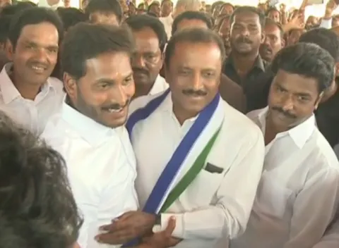  Former MLA Kumba Ravi Babu into YSRCP - Sakshi