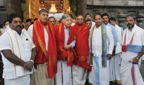 Ratan Tata offers prayers at Venkateswara Temple - Sakshi