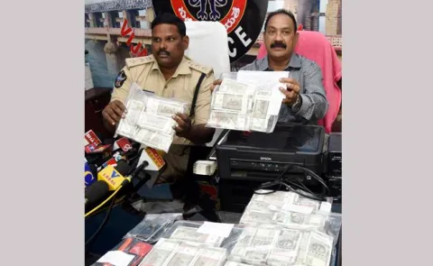 fake currency gang arrested - Sakshi