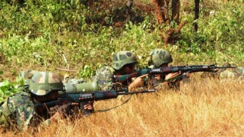Defence Ministry allows purchase of 7.40 lakh assault rifles for Armed forces - Sakshi