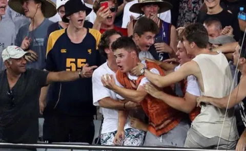 Fans catch earns him $50,000 in Australia-New Zealand t20 match - Sakshi