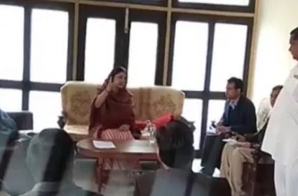 Union Minister Maneka Gandhi abuses officer in Bareilly - Sakshi