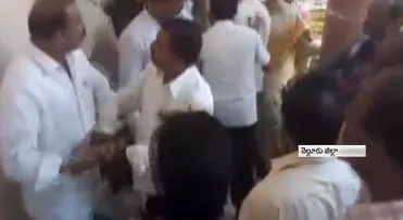 clashes between tdp leaders in venkatagiri Municipality Corporation Meeting | Nellore - Sakshi