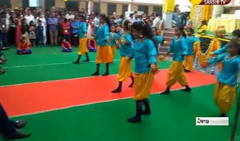 chidren dance for item songs in science fair - Sakshi