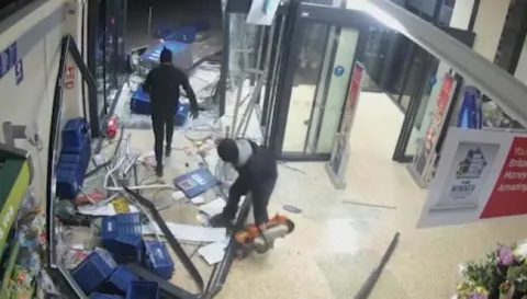Thieves Crash Car Into Glass Door - Sakshi