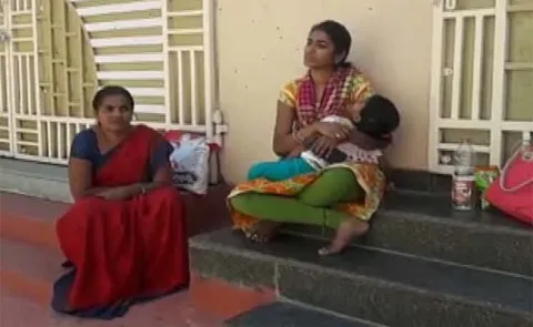 once again sangeetha protest in front of husband house - Sakshi