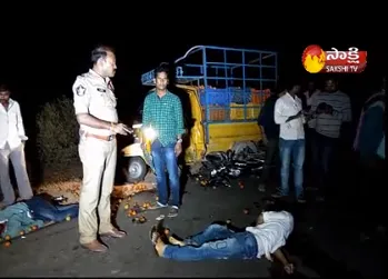 Two killed in road accident in Prakasam - Sakshi