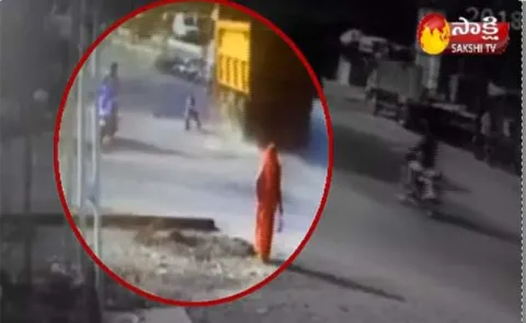 man escapes from lorry accident in godhra - Sakshi