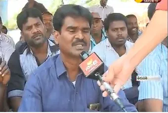 Electricity Contract Employees Protest at Tirupati  - Sakshi