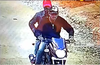 Chain Snatchers Halchal in Kukatpally - Sakshi