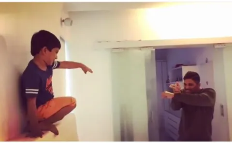 Allu Arjun And Son Ayaan Recreate Manikya Malaraya Scene - Sakshi