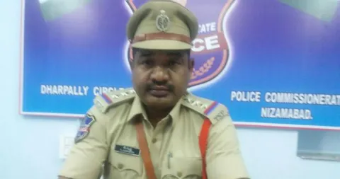 drunken ci hulchal in kamareddy - Sakshi