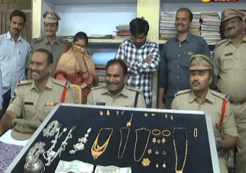 Six Lakhs gold and Money Theft  in Guntur - Sakshi