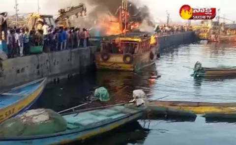 Fire accident in Visakhapatnam fishing harbor - Sakshi