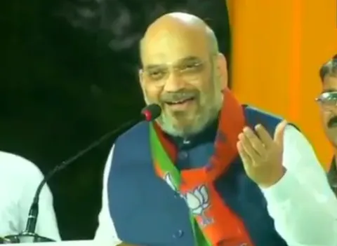 Amit Shah Mimics Rahul Gandhi in Karnataka Election Rally - Sakshi