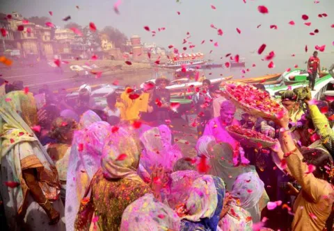 Celebrating Holi in Varanasi - Sakshi
