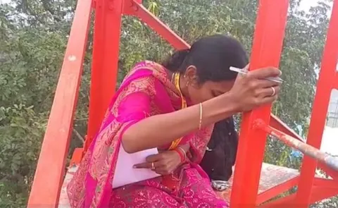 women climb cellphone tower in guntur - Sakshi