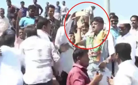A man shocked with Karnataka Minister reaction while taking selfie - Sakshi