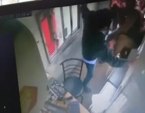Scuffle between Driver, toll plaza employees - Sakshi