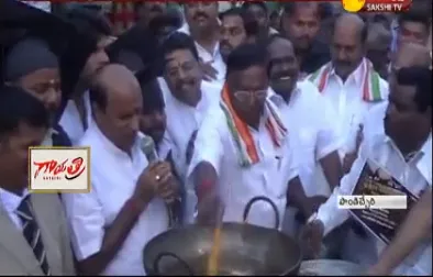 Pondicherry Congress Sells Modi Pakodas To Protest PMs Remarks - Sakshi