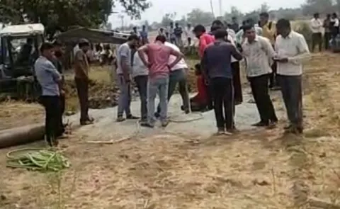 Four Years Child Struck in Bore well in Madhya Pradesh - Sakshi