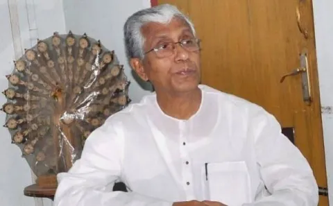  Ousted Tripura Chief Minister Manik Sarkar Will Live In A CPM Office Room - Sakshi