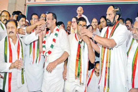 Komati Reddy and Sampath fires on TRS - Sakshi