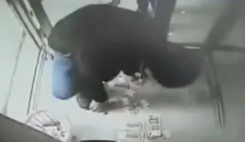 Malfunction Of ATM Spat Out Hundreds O f Notes In China - Sakshi