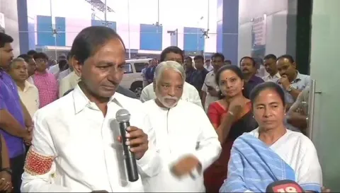 Telangana CM KCR  met Mamata Banerjee in Kolkata - Sakshi