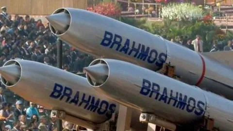 BrahMos successfully flight-tested with indigenous seeker - Sakshi