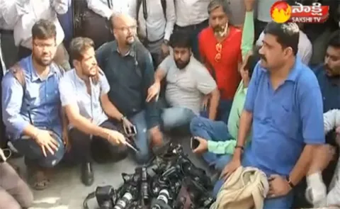 Journalists Protest Outside Delhi Police HQ Asking Action Against Assault - Sakshi