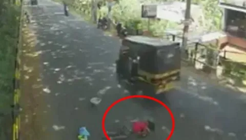 Woman Injured On Road Police Takes Her Into Hospital In Kerala - Sakshi
