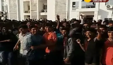 Students Fighting in  in Sri Chaitanya Collge - Sakshi