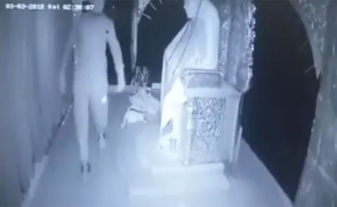 Man Steals part of Idol in Sai Mandir in Delhi - Sakshi