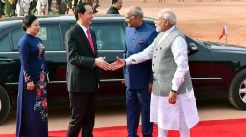Vietnamese President receives ceremonial welcome at Rashtrapati Bhawan - Sakshi