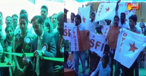 Students Protest Infront Of Warangal Urban Collector Amrapali  - Sakshi