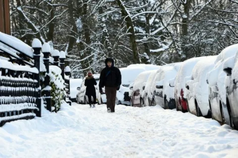 Weather delays: Snow warnings cause flight delays, cancellations, as storm emma meets Beast from the East - Sakshi