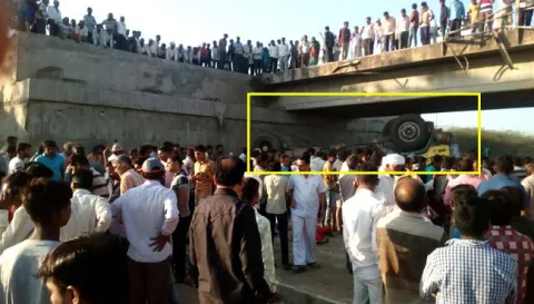 Over 20 People Dead After Truck Fell Into Drain - Sakshi