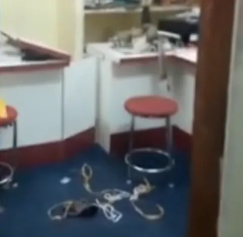 Five kg of Gold robbery in hyderabad - Sakshi