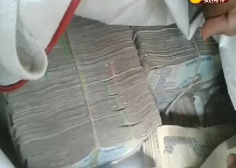 Car Seized by Special Team of Election Commission In Karnataka - Sakshi