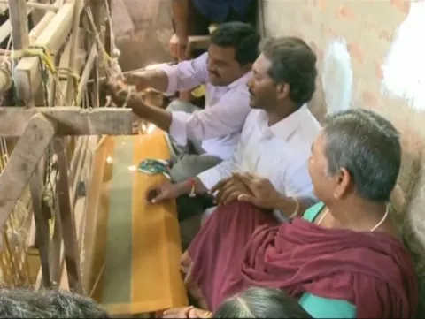 YS Jagan Meet Handloom Worker Family - Sakshi